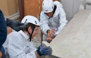 Apertura de las tumbas de las princesas alemanas en el Cementerio Teutu00f3nico. Foto: Vatican Media 