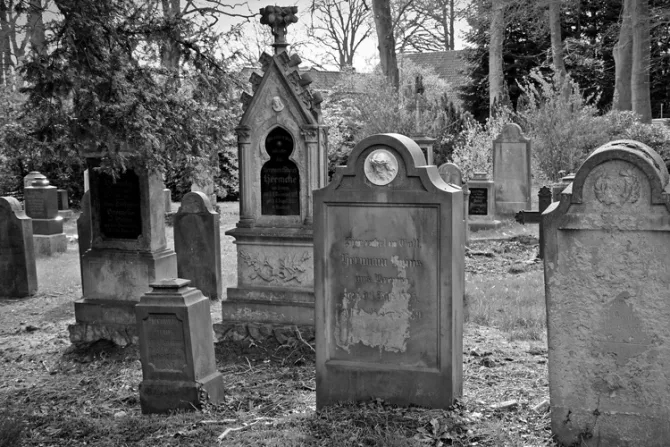 Profanan cementerio cristiano en país de mayoría musulmana