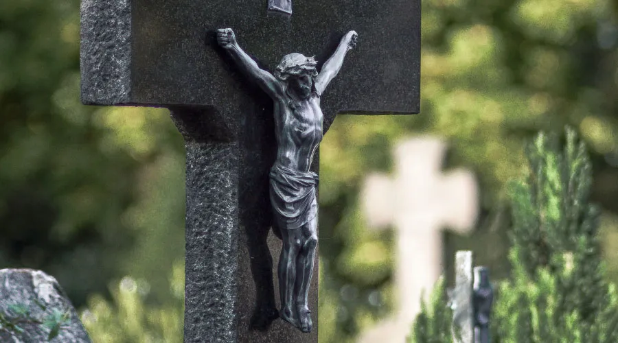 Profanan 40 tumbas en un cementerio católico