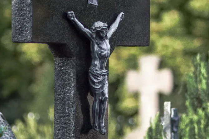 Profanan 40 tumbas en un cementerio católico
