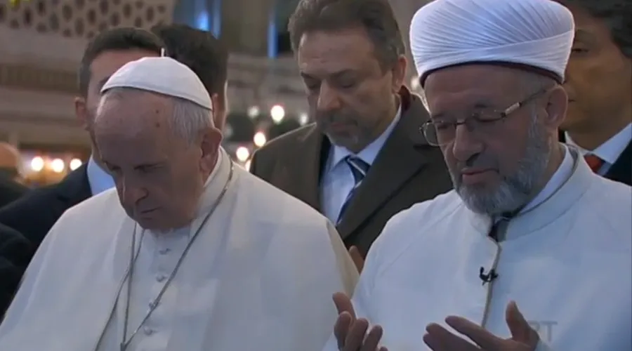 El Papa Francisco y el Gran Mufti en la Mezquita Azul / Captura Youtube?w=200&h=150