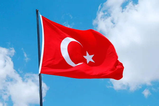 Turquía: Sacerdote arrestado y acusado de terrorismo por dar pan y agua a separatistas