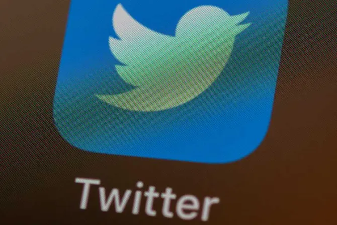 Twitter reactiva cuenta de sacerdote tras casi una semana de censura
