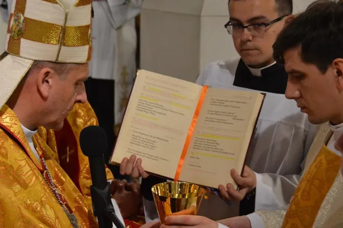 Hijo de Primera Ministra de Polonia es ordenado sacerdote