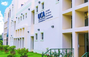 Fachada de la facultad de ciencias econu00f3micas de la UCA. Cru00e9dito: Cortesu00eda Jesuitas Centroamu00e9rica 