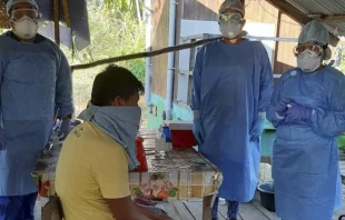 Realizaciu00f3n de prueba ru00e1pida COVID-19 a miembro del Pueblo Indu00edgena Iskonawa de la Comunidad Nativa Calleru00eda en Ucayali Cru00e9dito: Andina - Ministerio de Cultura del Peru00fa 