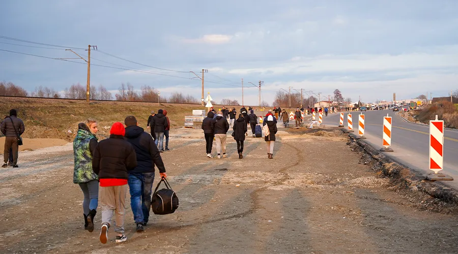 Refugiados de Ucrania llegan a la estación de tren de Przemyśl, en el este de Polonia | Crédito: Caritas Polonia