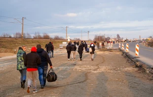 Refugiados de Ucrania llegan a la estaciu00f3n de tren de Przemyu015bl, en el este de Polonia | Cru00e9dito: Caritas Polonia 