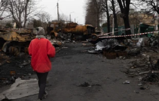 Las calles de Bucha, en Ucrania, tras un enfrentamiento entre el eju00e9rcito ucraniano y ruso. Cru00e9dito: Shutterstock 