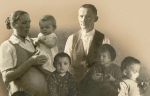 Ju00f3zef y Wiktoria Ulma junto a sus hijos / Cru00e9dito: Credit: The Ulma Family Museum of Poles Saving Jews in World War II 