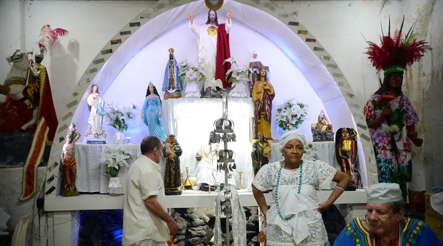 Personas que siguen la religión Umbanda. Créditos: Agência Brasil (CC BY 2.0)