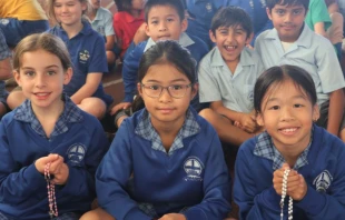 Niu00f1oz rezando por la paz del mundo. Cru00e9dito: ACN. 