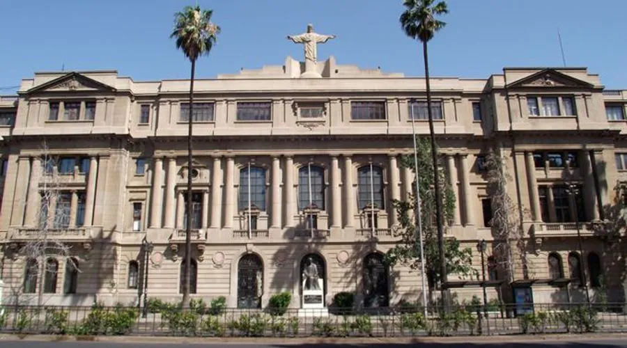 Pontificia Universidad Católica de Chile pide declarar ilegal ...