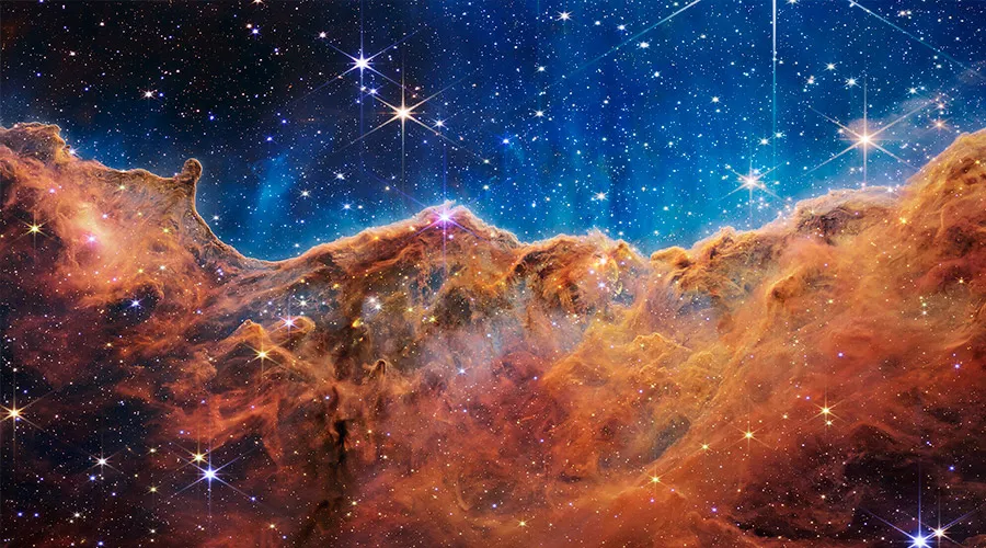 Telescopio Webb de la NASA revela acantilados cósmicos, un paisaje brillante del nacimiento de estrellas. Flickr de NASA's James Webb Space Telescope (CC BY 2.0)