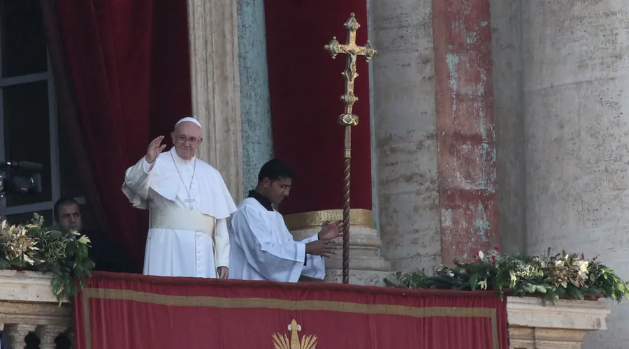 El Papa saluda a los fieles después de la bendición. Foto: Alexey Gotovsky / ACI Prensa