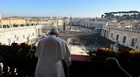 Papa Francisco: Salir del bullicio y fijar la mirada en el rostro del Niño que ha nacido