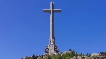 Cruz de la Abadía de la Santa Cruz del Valle de los Caídos. Crédito. Wikipedia. 