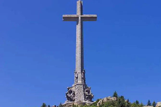 Familiares de enterrados en el Valle de los Caídos denunciarían a Gobierno de España 