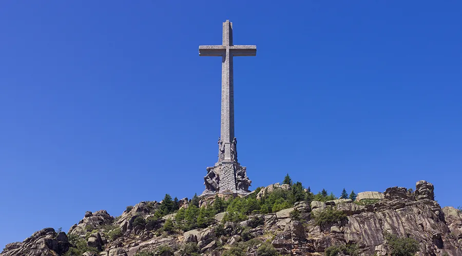 Cruz de la Abadía de la Santa Cruz del Valle de los Caídos. Crédito. Wikipedia.