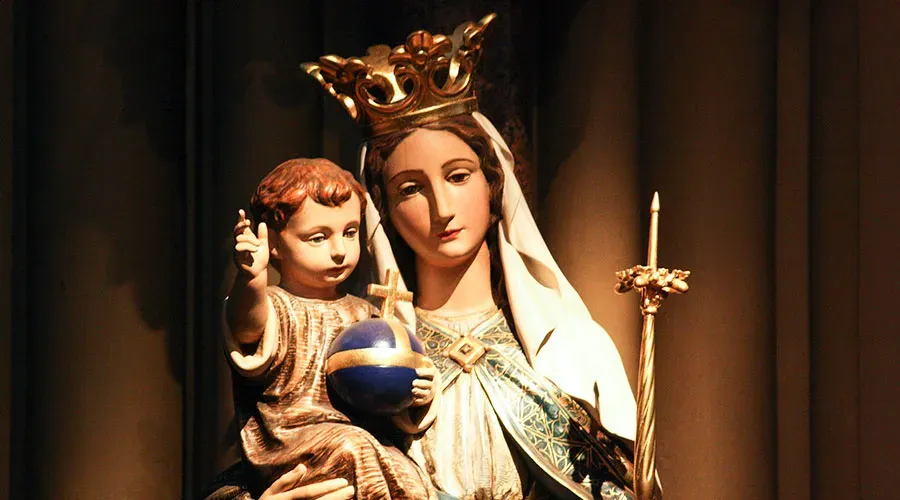 Imagen de la Virgen María sosteniendo al Niño Jesús. Crédito: Flickr Fr. Lawrence Lew OP (CC-BY-NC-ND-2.0).