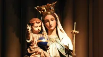 Imagen de la Virgen María sosteniendo al Niño Jesús. Foto: Flickr Fr. Lawrence Lew OP (CC-BY-NC-ND-2.0)