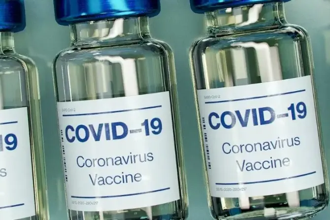 No es inmoral vacunarse contra COVID-19, dice médico católico