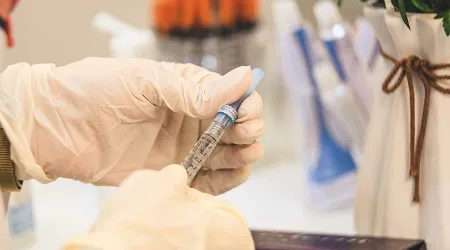 Vaticano anuncia que comenzará a vacunar contra el COVID-19 a inicios del 2021