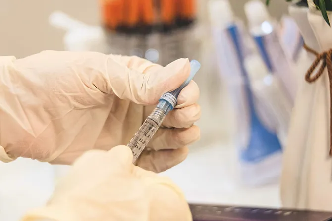 Vaticano anuncia que comenzará a vacunar contra el COVID-19 a inicios del 2021