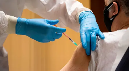 25 personas sin hogar reciben vacuna contra COVID-19 en el Vaticano