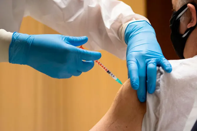 25 personas sin hogar reciben vacuna contra COVID-19 en el Vaticano