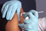 Es ridículo no vacunarse por creer que vacuna es “la marca de la bestia”, dice sacerdote