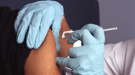 Es ridículo no vacunarse por creer que vacuna es “la marca de la bestia”, dice sacerdote
