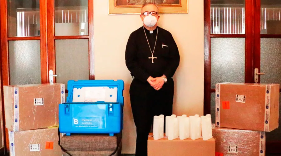 Mons. José Antonio Eguren con las transportadoras de vacunas. Crédito: Arzobispado de Piura