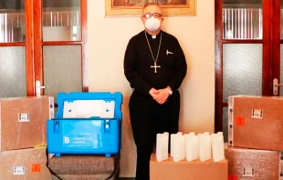 Mons. Josu00e9 Antonio Eguren con las transportadoras de vacunas. Cru00e9dito: Arzobispado de Piura 