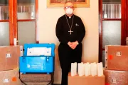 Arzobispo dona modernas cajas transportadoras de vacunas en Perú