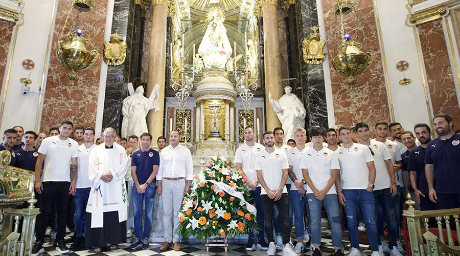 Valencia CF ofrece flores a la Virgen de los Desamparados en inicio de la Liga