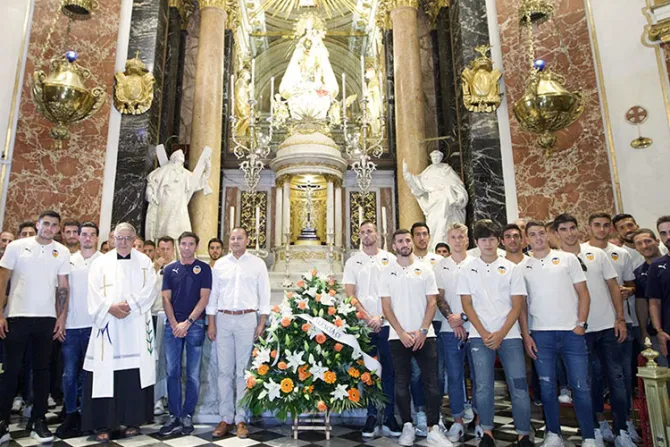 Valencia CF ofrece flores a la Virgen de los Desamparados en inicio de la Liga