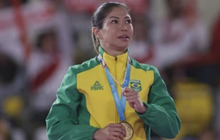 Valeria Kumizaki sostiene su rosario tras recibir la medalla de oro en los Panamericanos Lima 2019. Cru00e9dito: Germu00e1n Falcu00f3n / Lima2019 