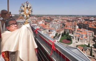 El  Arzobispo de Valladolid, Mons. Luis Arguello, bendice la diu00f3cesis desde la torre de la Catedral. Cru00e9dito: Archidiu00f3cesis de Valladolid / Pablo Requejo 