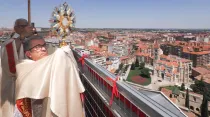 El  Arzobispo de Valladolid, Mons. Luis Arguello, bendice la diócesis desde la torre de la Catedral. Crédito: Archidiócesis de Valladolid / Pablo Requejo