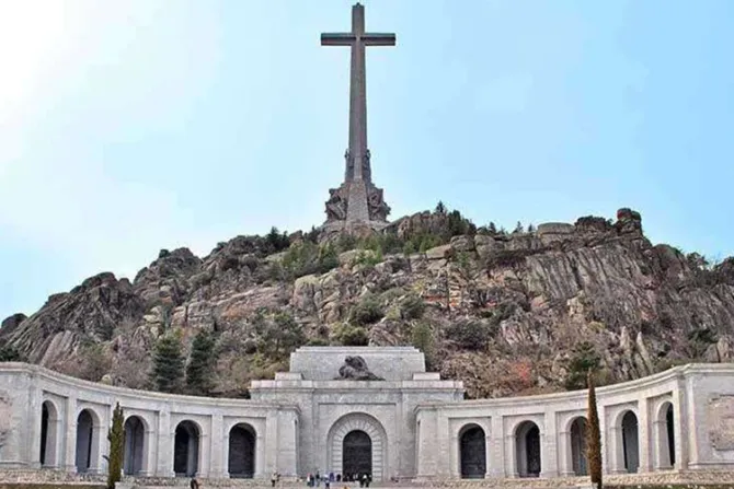 Más de 55 mil personas piden no derribar la cruz del Valle de los Caídos