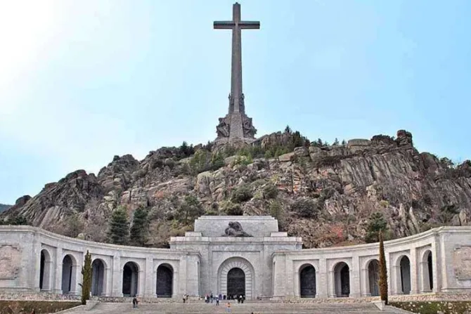 Denuncian ante el Vaticano supuestas irregularidades en exhumación de Franco