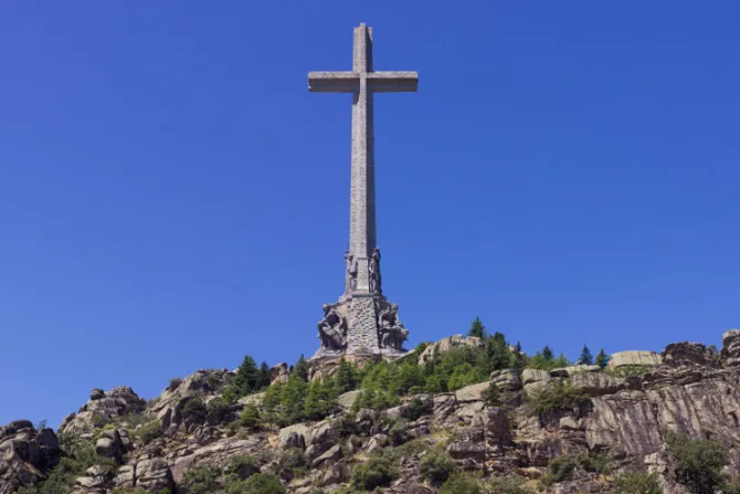Lanzan una campaña para que la Iglesia defienda a los monjes del Valle de los Caídos