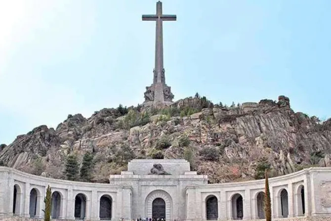 Lanzan llamamiento internacional para salvar la cruz del Valle de los Caídos 