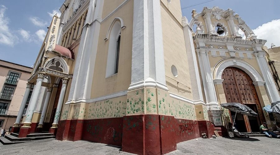 Catedral de Xalapa con pintas de feministas. Crédito: Cortesía Catolin.?w=200&h=150