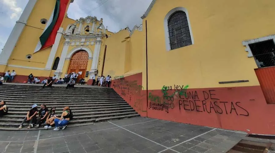 Catedral de Xalapa atacada por feministas. Crédito: Cortesía Catolin.