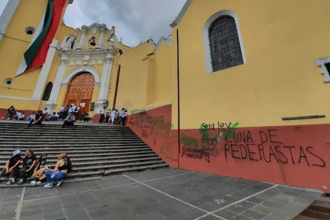 Arquidiócesis lamenta ataque feminista y agradece defensa de fieles en Catedral en México