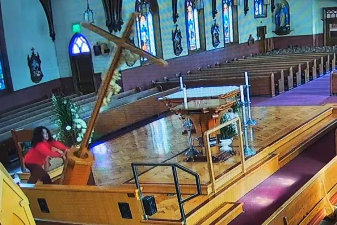 Policía arresta a mujer que vandalizó una iglesia y causó 15 mil dólares en daños [VIDEO]