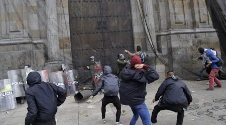 Vándalos atacan Catedral de Bogotá en Colombia [VIDEOS]