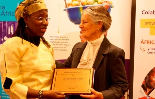  Dou00f1a Teresa de Borbu00f3n dos Sicilias, Presidenta de Honor de Harambee Espau00f1a entrega el premio a Vanessa Koutuan. Foto: Harambee. 